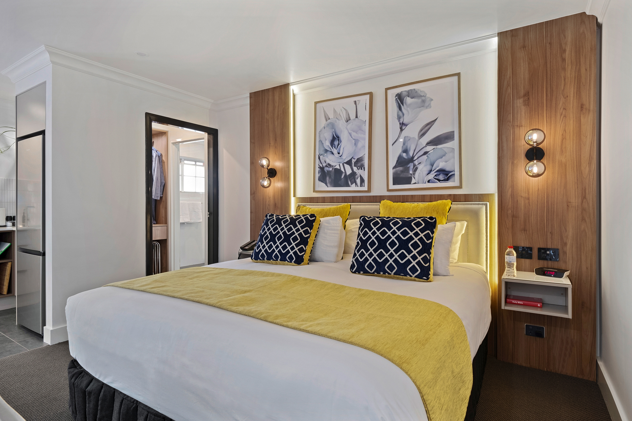 Modern motel accommodation, the expansive Premier King Studio room at Bluegum Dubbo motel. 